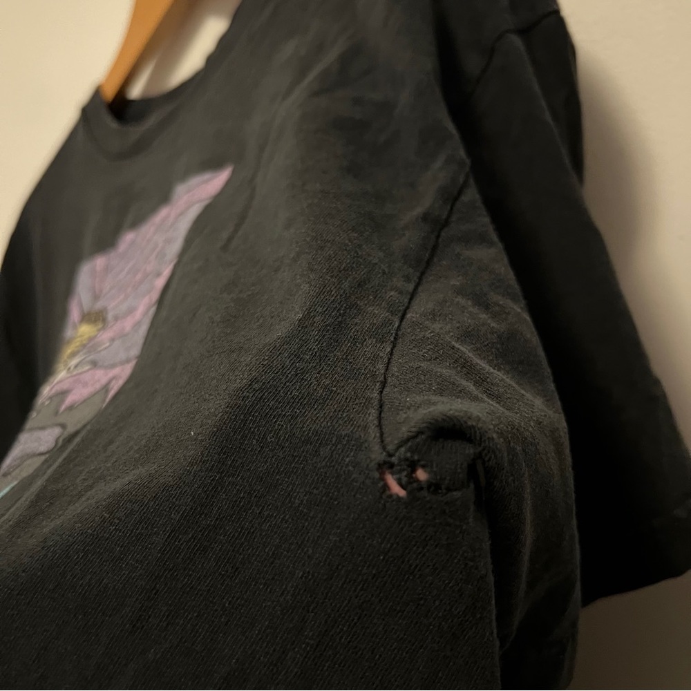 Japanese Wave Graphic T-shirt Distressed‎ Fits Medium - Picture 7 of 7
